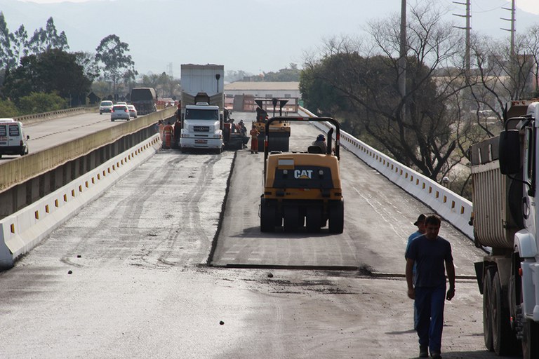 DNITSC aplica pavimento na ponte sobre o Rio Tubarão  (4).JPG