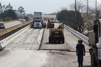 DNIT aplica pavimento na ponte sobre o Rio Tubarão/SC