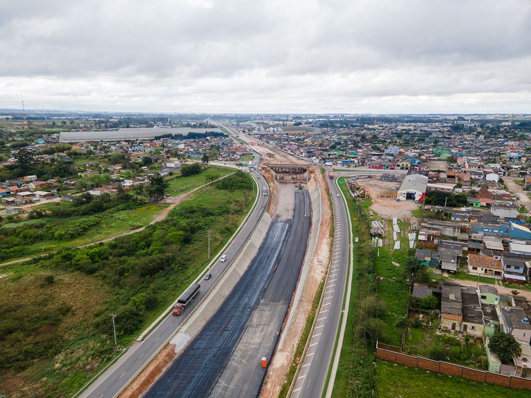 Contorno de Pelotas1- Execução de massa asfáltica próximo ao entroncamento da BR-116 com av. Cidade de Lisboa Fotos Gestão Ambiental.jpg