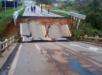 Chuvas fortes causam desabamento de ponte na BR-265/MG