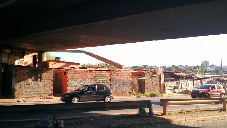 Moradias sob um dos viadutos do Anel Rodoviário da BR 381, na Vila da Luz, em Belo Horizonte (MG)