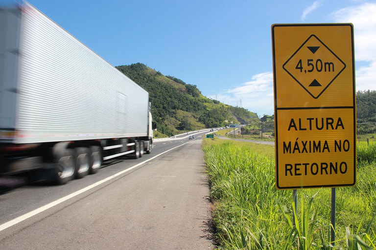 Sinalização para limite de altura na BR-101.JPG