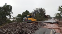 Nível do Rio Jacuí baixa e técnicos do DNIT iniciam recuperação da BR-153/RS, em Cachoeira do Sul