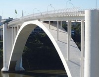 Ponte da Amizade recebe cabos de fibra óptica