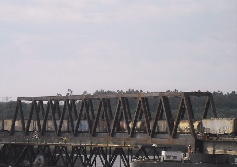 Tráfego sobre a ponte.jpg