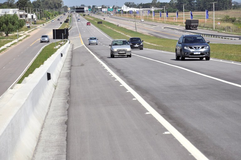 Tráfego flui em pista duplicada do posto da PRF até a ponte sobre o Arroio Pelotas - Solano Ferreira (STE).jpg