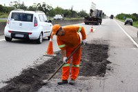 Trabalhos de recomposição asfáltica na BR-101 Sul, no município de Laguna, são realizados