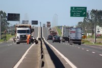 Trecho com asfalto novo, na BR-101 Sul, em Santa Catarina, recebe faixas de eixo e bordos