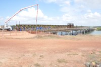 Última laje da ponte do Sabiaguaba/CE recebe  concreto