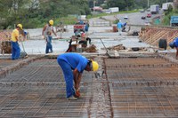 Último vão na ponte do Rio Tubarão recebe ferragem estrutural