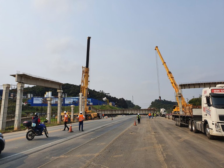 24 a 27.08.2021 - Lançamento de vigas para construção de passarela - Km 50.jpeg
