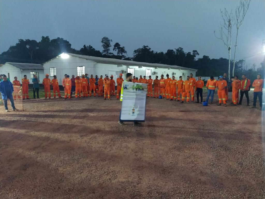 Diálogo de segurança do trabalho com os colaboradores que atuam nas obras da rodovia.