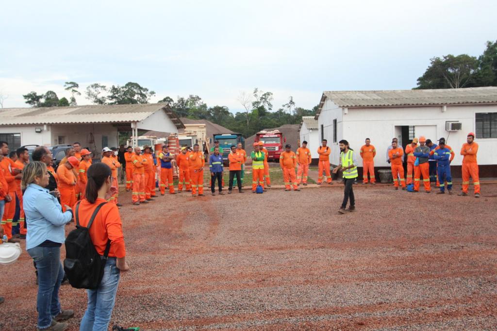 Diálogo de segurança do trabalho com os colaboradores que atuam nas obras da rodovia.