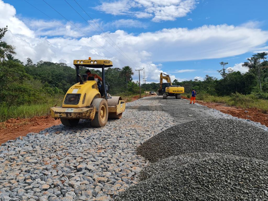 Manutenção da rodovia – Serviço de enrocamento e lastro de brita.