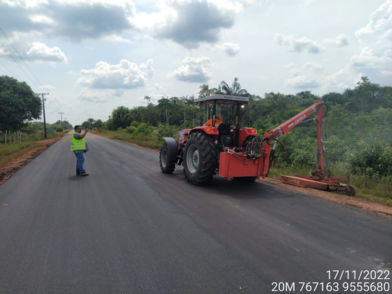 Manutenção da rodovia – Serviço de roçada mecanizada.