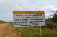 Equipe de supervisão ambiental acompanha instalação de placas de regulamentação de restrição de peso na BR-319