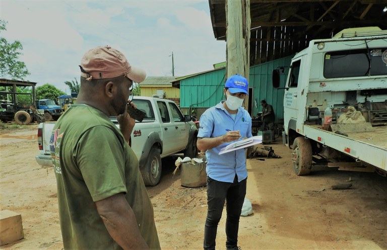 Equipe de comunicacao social - Conversa com trabalhador de oficina mecƒnica em Realidade (Km 589).jpg