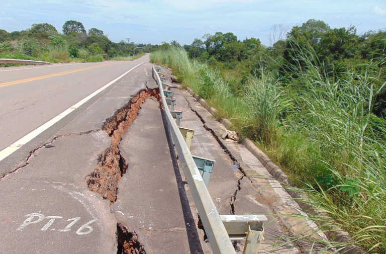 Encabe‡amento da Ponte Castanho com erosao.jpg