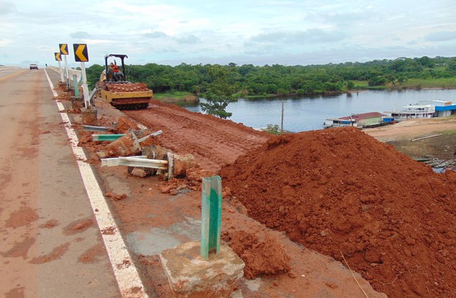 Execu‡Æo do servi‡o de reconstru‡Æo do talude no encabe‡amento Ponte Castanho (2).jpg