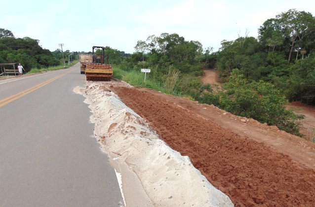 Execu‡Æo do servi‡o de reconstru‡Æo do talude no encabe‡amento Ponte Castanho.jpg