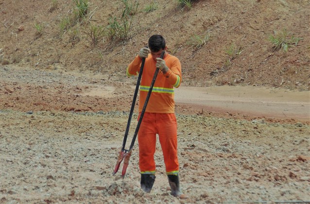 Trabalhador abrindo sulcos para plantio de mudas..JPG