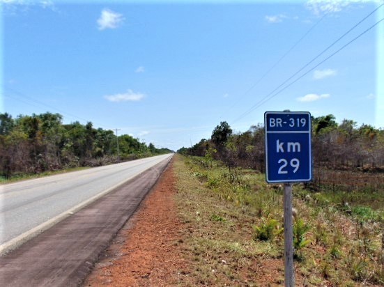 Vista da rodovia e faixa de domínio roçada no km 29-RO..JPG