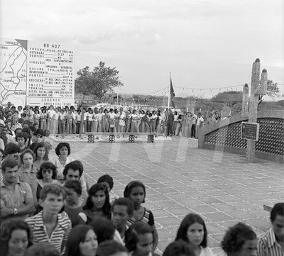 BR-407 Inauguração_ Picos-PI-Petrolina- Fot.Virgílio _ 08 Nov 1976_AP27655.jpg