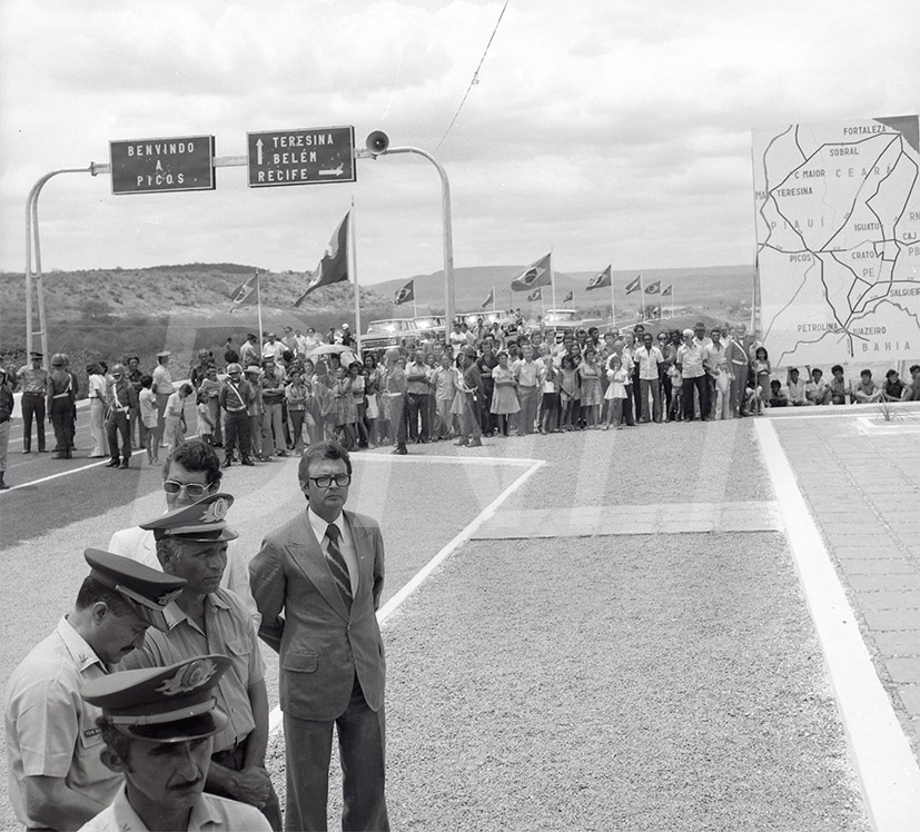 BR-407 Inauguração_ Picos-PI-Petrolina- Fot.Virgílio _ 08 Nov 1976_AP27656.jpg