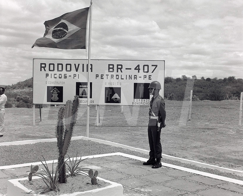 BR-407 Inauguração_ Picos-PI-Petrolina- Fot.Virgílio _ 08 Nov 1976_AP27657.jpg