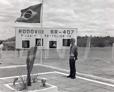 BR-407 Inauguração_ Picos-PI-Petrolina- Fot.Virgílio _ 08 Nov 1976_AP27657.jpg