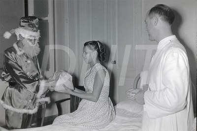 Comemoração de Natal no Hospital dos Rodoviários _ 22 Dez 1956 _ 120.jpg