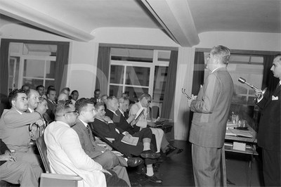 Conferência d Prof Aliomar Baleiro no DNER _ 03 Fev 1953_AP26281.jpg