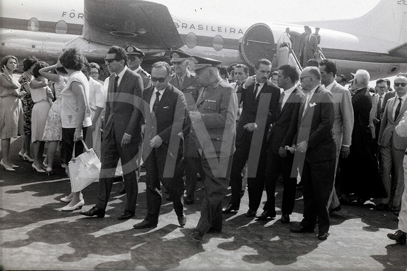 4º DRF Entrevista coletiva a Imprensa_çhegada do Min da Aviação para a Inauguração do trevo Natal Santa Cruz _  26 Fev 1962 _ 18818.jpg