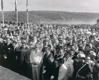 A Ponte Internacional da Amizade foi inaugurada por Castelo Branco, presidente do Brasil e Alfredo Stroessner do Paraguai_  27 de março de 1965Ponte da Amizade Foz do Iguaçu _ 29550.jpg