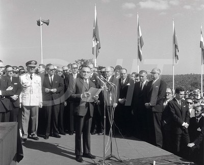 A Ponte Internacional da Amizade foi inaugurada por Castelo Branco, presidente do Brasil e Alfredo Stroessner do Paraguai_  27 de março de 1965Ponte da Amizade Foz do Iguaçu _ 29554.jpg