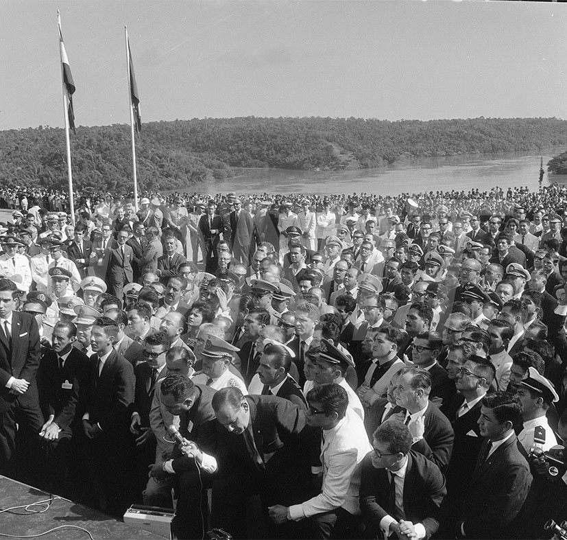 A Ponte Internacional da Amizade foi inaugurada por Castelo Branco, presidente do Brasil e Alfredo Stroessner do Paraguai_  27 de março de 1965Ponte da Amizade Foz do Iguaçu _ 29556.jpg