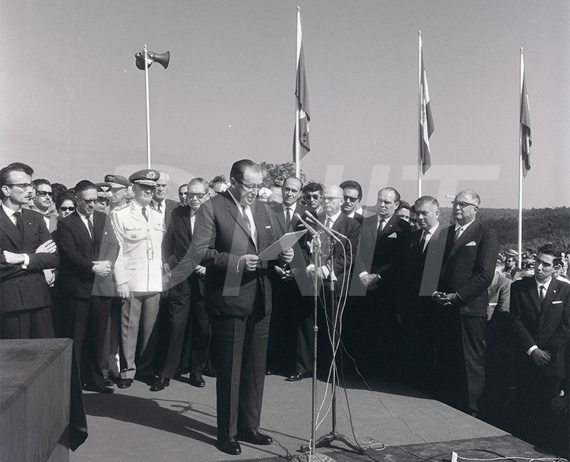 A Ponte Internacional da Amizade foi inaugurada por Castelo Branco, presidente do Brasil e Alfredo Stroessner do Paraguai_  27 de março de 1965Ponte da Amizade Foz do Iguaçu _ 29558.jpg