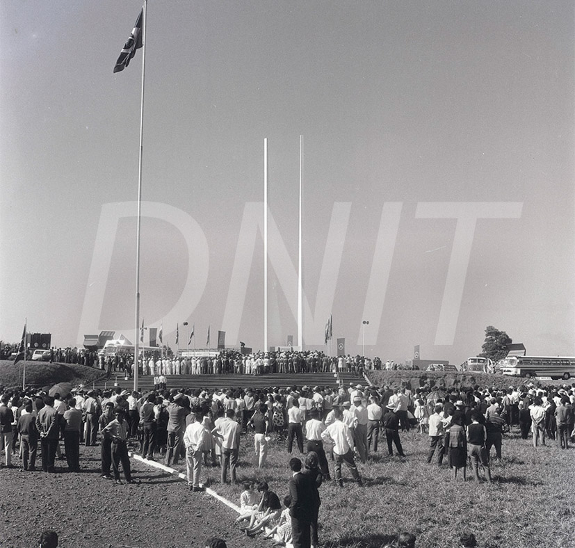 A Ponte Internacional da Amizade foi inaugurada por Castelo Branco, presidente do Brasil e Alfredo Stroessner do Paraguai_  27 de março de 1965Ponte da Amizade Foz do Iguaçu _ 29561.jpg