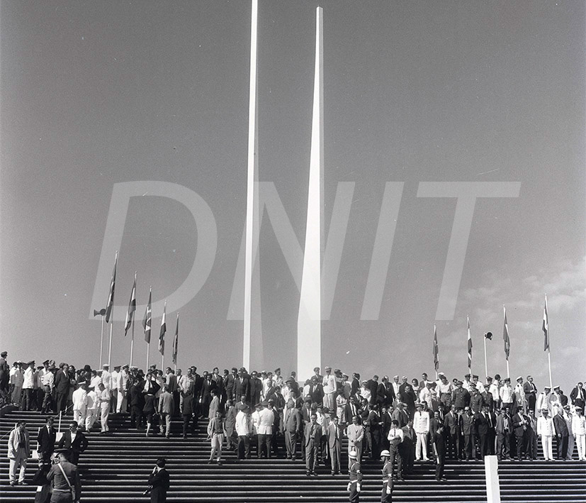 A Ponte Internacional da Amizade foi inaugurada por Castelo Branco, presidente do Brasil e Alfredo Stroessner do Paraguai_  27 de março de 1965Ponte da Amizade Foz do Iguaçu _ 29562.jpg