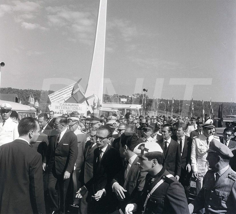 A Ponte Internacional da Amizade foi inaugurada por Castelo Branco, presidente do Brasil e Alfredo Stroessner do Paraguai_  27 de março de 1965Ponte da Amizade Foz do Iguaçu _ 29563.jpg