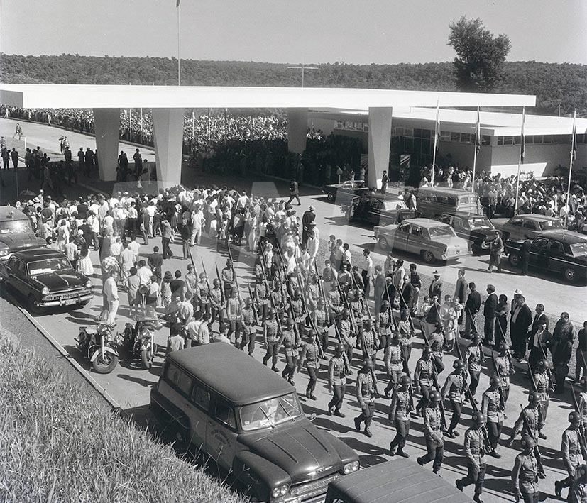 A Ponte Internacional da Amizade foi inaugurada por Castelo Branco, presidente do Brasil e Alfredo Stroessner do Paraguai_  27 de março de 1965Ponte da Amizade Foz do Iguaçu _ 29564.jpg