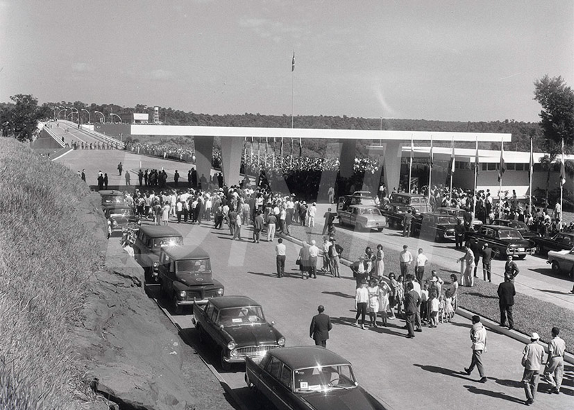 A Ponte Internacional da Amizade foi inaugurada por Castelo Branco, presidente do Brasil e Alfredo Stroessner do Paraguai_  27 de março de 1965Ponte da Amizade Foz do Iguaçu _ 29565.jpg