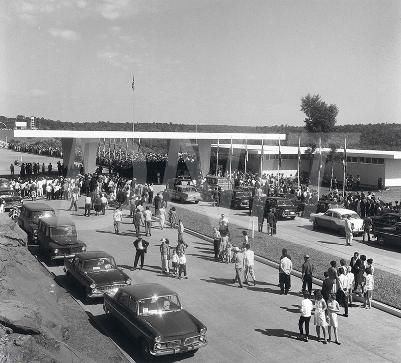 A Ponte Internacional da Amizade foi inaugurada por Castelo Branco, presidente do Brasil e Alfredo Stroessner do Paraguai_  27 de março de 1965Ponte da Amizade Foz do Iguaçu _ 29566.jpg