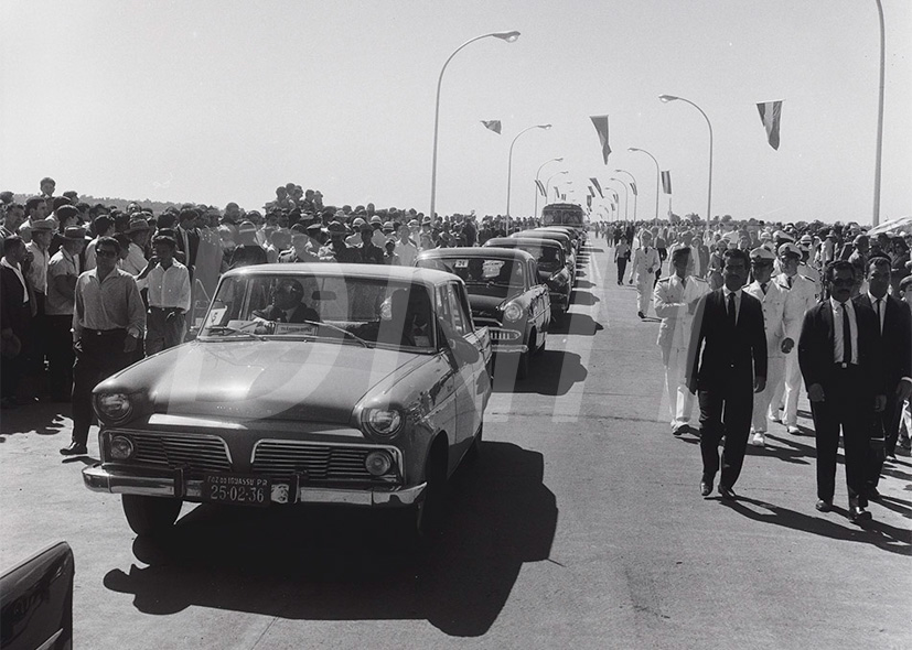 A Ponte Internacional da Amizade foi inaugurada por Castelo Branco, presidente do Brasil e Alfredo Stroessner do Paraguai_  27 de março de 1965Ponte da Amizade Foz do Iguaçu _ 29568.jpg