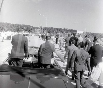 A Ponte Internacional da Amizade foi inaugurada por Castelo Branco, presidente do Brasil e Alfredo Stroessner do Paraguai_  27 de março de 1965Ponte da Amizade Foz do Iguaçu _ 29569.jpg