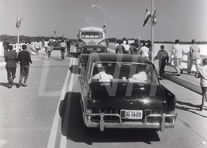 A Ponte Internacional da Amizade foi inaugurada por Castelo Branco, presidente do Brasil e Alfredo Stroessner do Paraguai_  27 de março de 1965Ponte da Amizade Foz do Iguaçu _ 29571.jpg