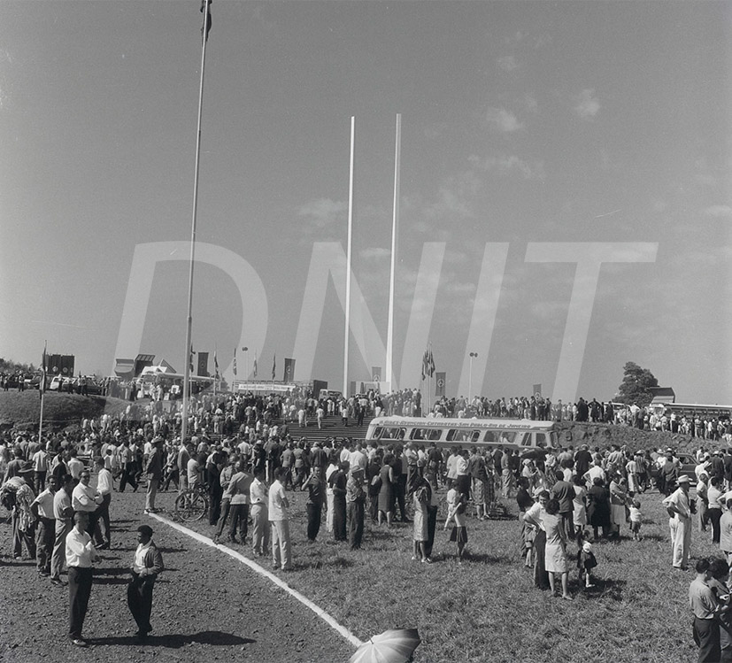 A Ponte Internacional da Amizade foi inaugurada por Castelo Branco, presidente do Brasil e Alfredo Stroessner do Paraguai_  27 de março de 1965Ponte da Amizade Foz do Iguaçu _ 29575.jpg