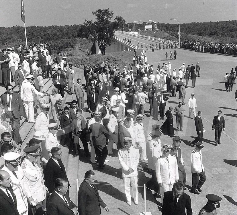 A Ponte Internacional da Amizade foi inaugurada por Castelo Branco, presidente do Brasil e Alfredo Stroessner do Paraguai_  27 de março de 1965Ponte da Amizade Foz do Iguaçu _ 29577.jpg