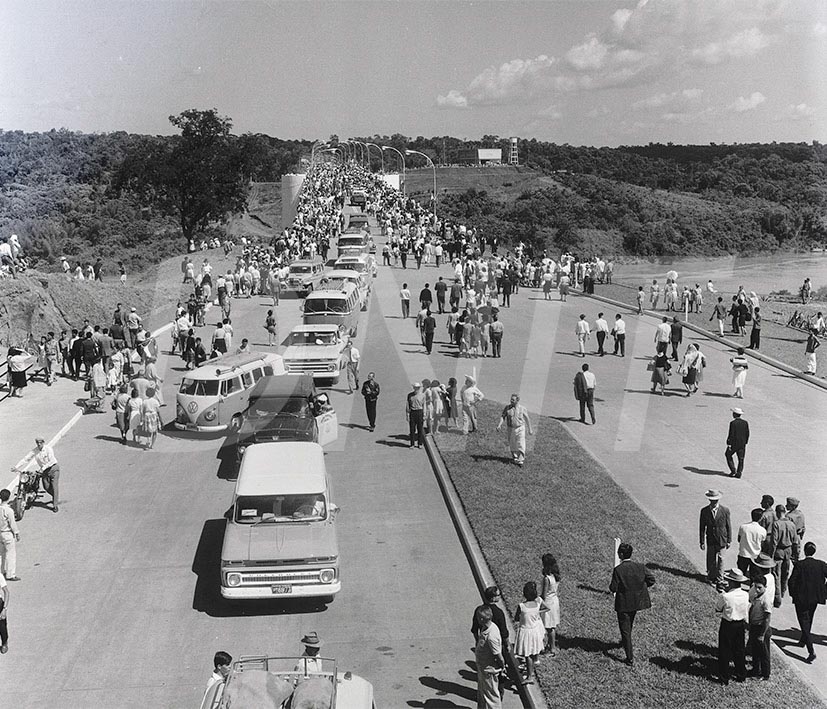 A Ponte Internacional da Amizade foi inaugurada por Castelo Branco, presidente do Brasil e Alfredo Stroessner do Paraguai_  27 de março de 1965Ponte da Amizade Foz do Iguaçu _ 29580.jpg