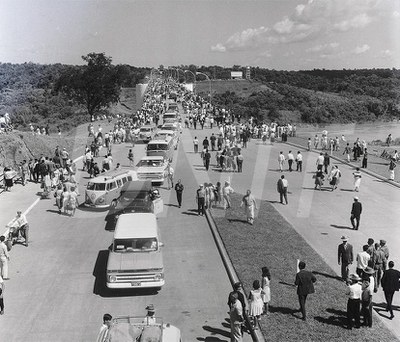 A Ponte Internacional da Amizade foi inaugurada por Castelo Branco, presidente do Brasil e Alfredo Stroessner do Paraguai_  27 de março de 1965Ponte da Amizade Foz do Iguaçu _ 29580.jpg